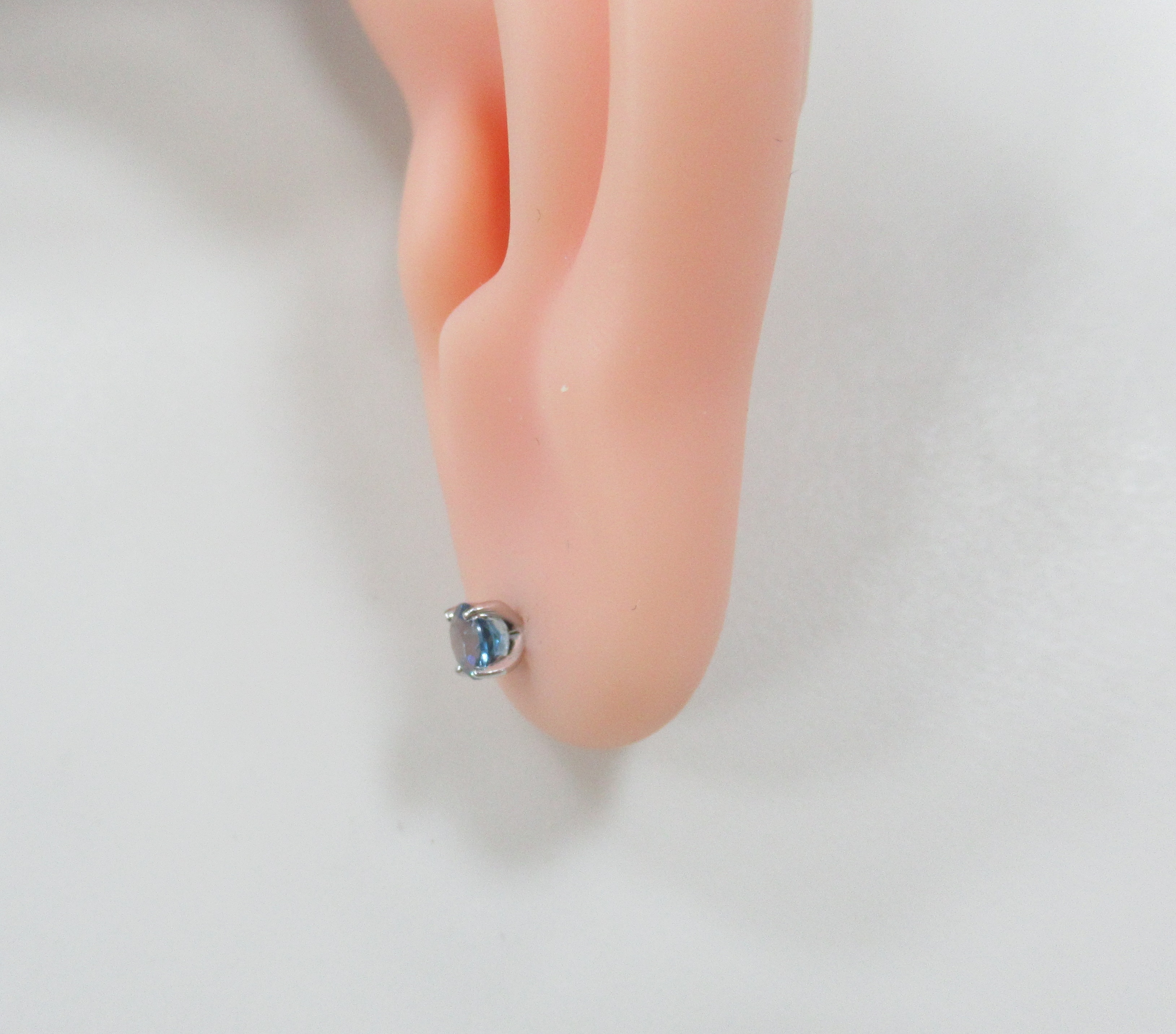 Серьги-пусеты из белого золота с топазами Лондон